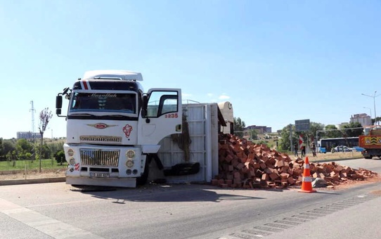 Burdur'da Tuğla Yüklü Kamyon Otomobille Çarpıştı: 3 Yaralı