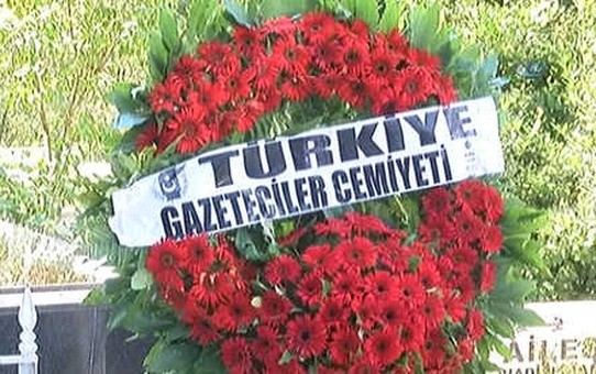 Gazeteci Okay Gönensin Ölümünün Birinci Yılında Mezarı Başında Anıldı