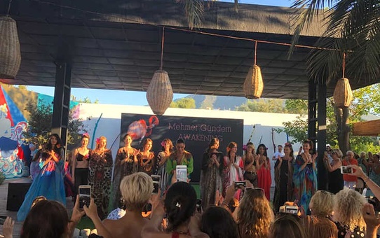 Mehmet Gündem Beach Wear Defilesi İle Fırtına Gibi Esti