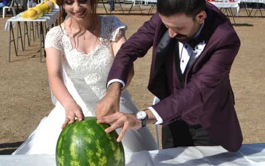 Gelin ve Damat Festivale Gelip, Kavun- Karpuz Kesti