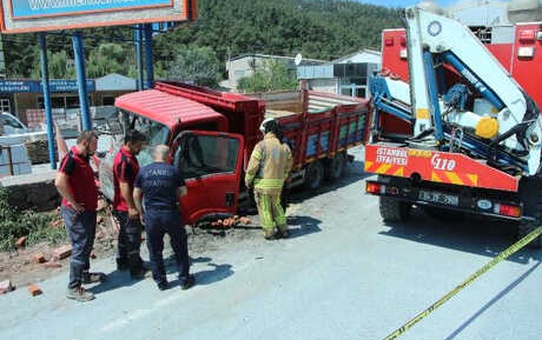 Kağıthane'de Kum Yüklü Kamyonet Duvara Çarptı: 1 Yaralı