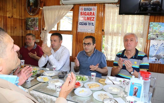 Çayeli Belediye Başkanı Dr. Atilla Esmen, Sanayi Sitesi Esnafı ile Kahvaltıda Buluştu