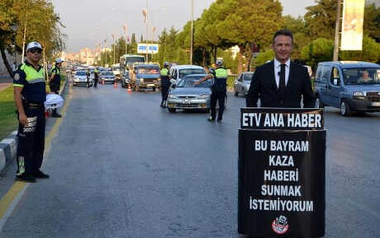 Kazalara Dikkat Çekmek İçin Trafiğin Ortasında Ana Haber Bültenini Sundu