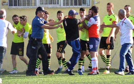 Amatör Maçın Son Dakikalarında Saha Karıştı