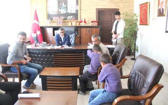 Okula Gitmek İstemeyen İki Kardeşi Kaymakam İkna Etti