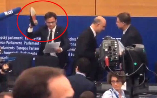 Basın Toplantısında Öfkelenen İtalyan Üye, AB Komiserinin Notlarını Ayakkabısıyla Ezdi!