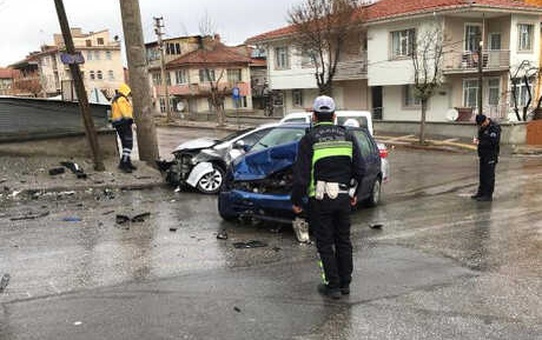 Kütahya'da İki Otomobil Çarpıştı: Muhabir ve 2 Kişi Yaralandı