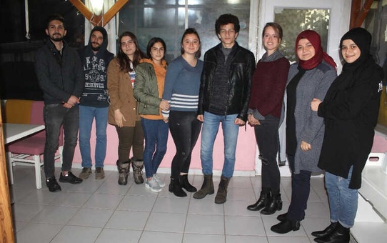 Üniversite Öğrencileri 'Bir Pati de Sen Tut Kulübü' Kurdu
