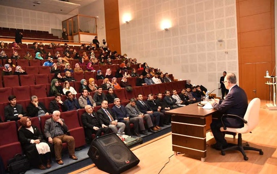 Gençliğin Problemlerine Çözüm Yolları' Konferansı Düzenlendi