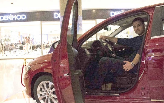 Son Model Otomobil Talihlisi Anahtarını Aldı