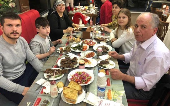 Burhaniye'de Kadın Muhtar Adayından Köfte Ziyafeti