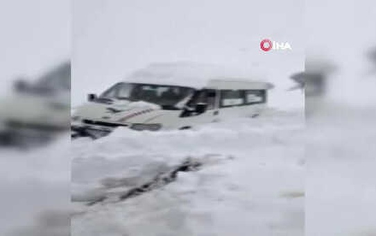Kara Saplanan Minibüs Ekipler Tarafından Kurtarıldı