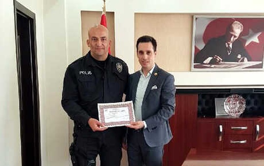 Yaralı Köpeği Kucağında Veterinere Götüren Polise Teşekkür Belgesi