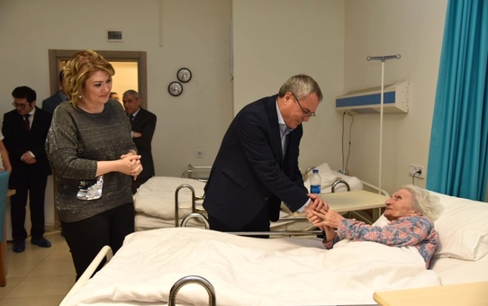 Huzurevi Sakinlerine Vali Sürprizi