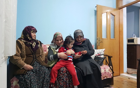 Karahan, Engelli Ailesinin 'Gözü' Olan Ünzile Anneyi Ziyaret Etti