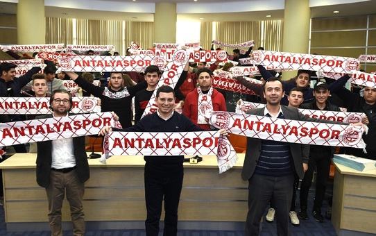 Tütüncü'den Gençlere Antalyaspor Kaşkolü