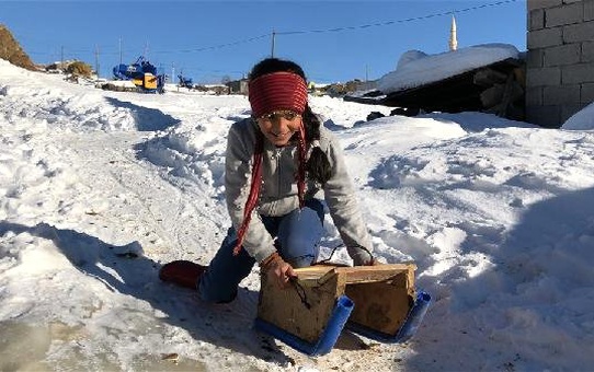 Torunlarına El Emeği Kızak Hediye Etti