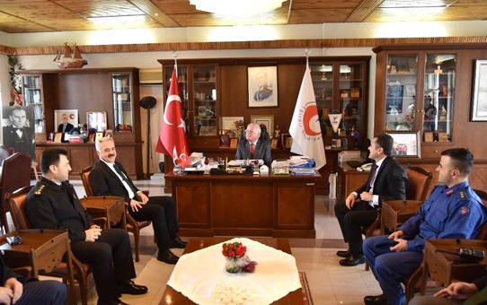 Vali Seymenoğlu'na, Eğirdir Belediyesi'nde Şokelma ve Elme Gevreği İkramı