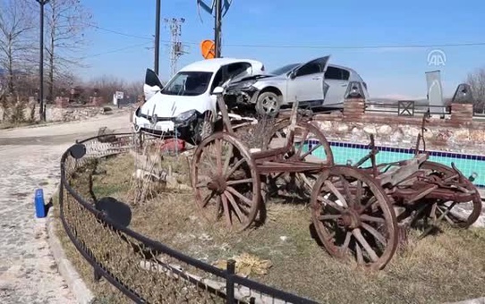 Elazığ'da Çarpışan İki Otomobil Bahçe Duvarına Çıktı