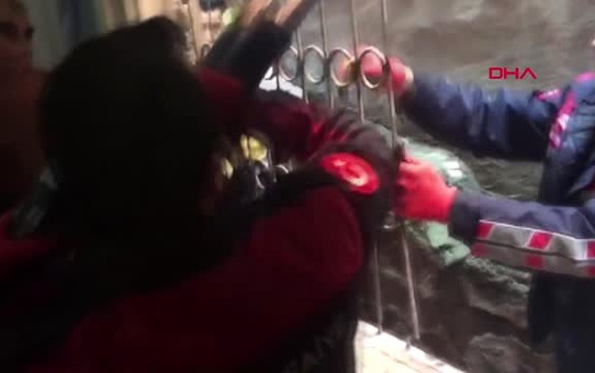 Adana Oyun Oynarken 2 Kattan Boşluğa Düşen Çocuğu Cankur Ekipleri Kurtardı