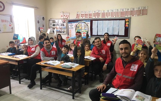Kızılay Tarafından Okullarda '2018 Yılı Güvenli Yaşam Takvimi' Dağıtıldı