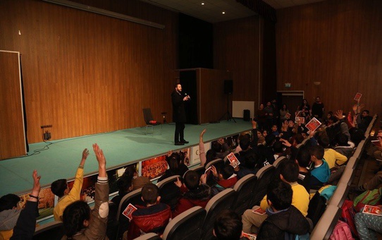 Yazar Gülbent, Öğrencilerle Bir Araya Geldi