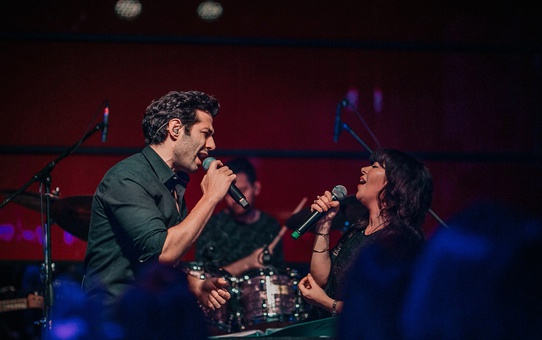 Özge Fışkın Ve Mert Fırat'tan Keyifli Gece