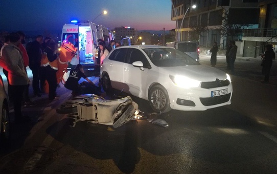 Otomobille Çarpışan Elektrikli Bisikletin Sürücüsü Yaralandı