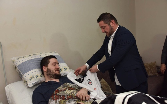 Futbolun Efsane İsminden Engelli Hayranına Sürpriz Ziyaret