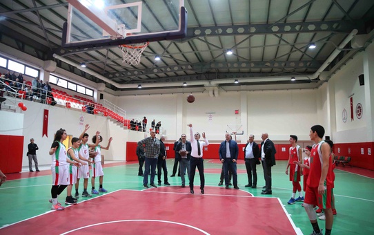 Nadir Vekiloğlu Spor Salonu Açıldı