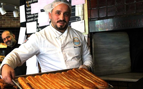Börekçi, İstiklal Marşı'nı Okuyan Müşterilerine Bedava Börek Veriyor