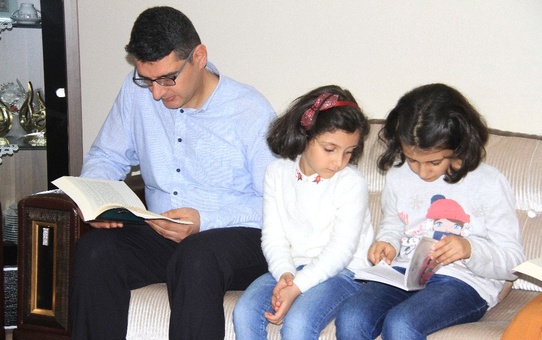 Öğretmenin Kitap Okuma Aşkı Evlere Taşındı
