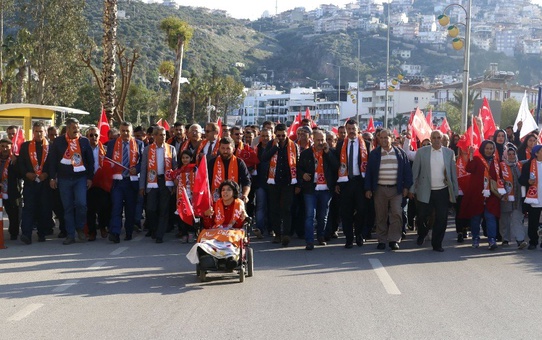 Finike'de Cumhur İttifakı'ndan Zafer Yürüyüşü