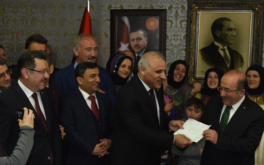 Eski Başkana Çiçek Yerine Dekont Verdi