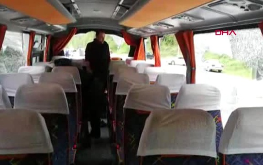 Trabzon Midibüsün Üzerine Yamaçtan Kopan Kaya Parçaları Düştü