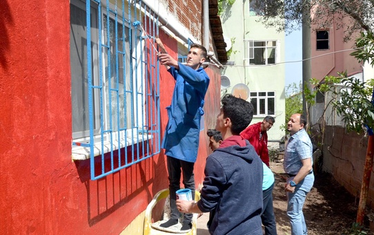 Liseliler Yardıma Muhtaç Ailelerin Evlerini Onarıyor