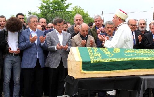 Ahmet Davutoğlu, AK Parti'li Eski Vekilin Babasının Cenazesine Katıldı