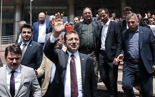 Bağımsız Aday Özge Akman, Ekrem İmamoğlu Lehine Resmen Adaylıktan Çekildi