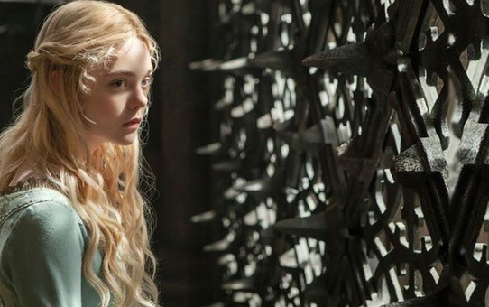 Oyuncu Elle Fanning, Kıyafetinin Darlığı Yüzünden Bayıldı
