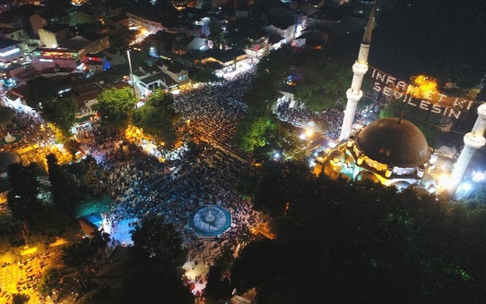 Kadir gecesinde vatandaşlar teravih namazı için Eyüpsultan'a akın etti