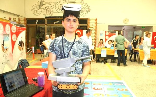 14 yaşındaki öğrenci askeri müdahale robotu yaptı