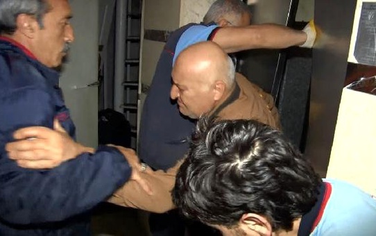 Asansörde mahsur kalan adamı itfaiye kurtardı