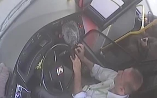 Otobüste fenalaşan yolcuyu şoför hastaneye yetiştirdi