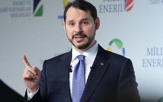 Bakan Albayrak aile fotoğrafı paylaştı