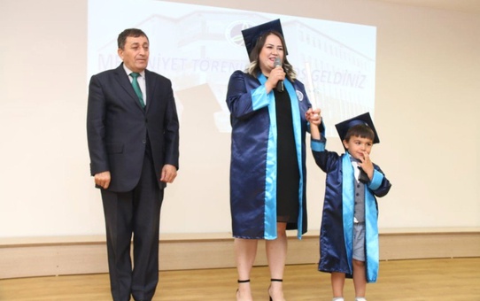 Mezuniyet diplomasını küçük oğlu ile aldı