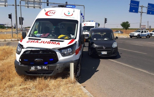 Ambulans ile hafif ticari araç çarpıştı: 2 yaralı