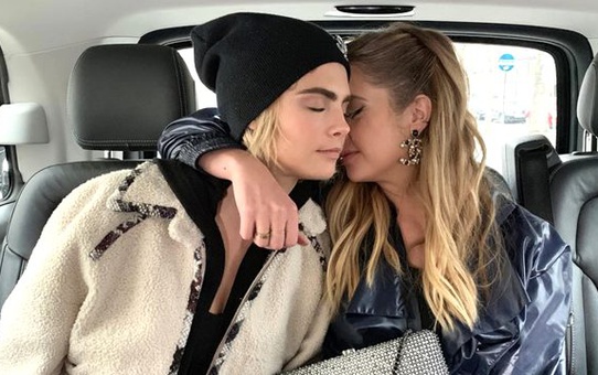 Ünlü model Cara Delevingne ve oyuncu sevgilisi Ashley Benson nişanlandı