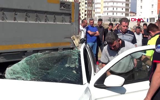 TIR'a çarpan otomobilin, 16 yaşındaki sürücüsü yaralandı