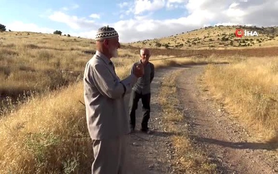 Bakır tel, dut ve nar ağaçlarının dalları ile su buluyor