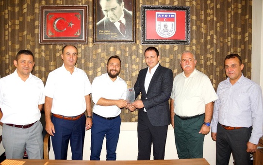 Ayın şoförüne ödülünü Aydın Forum AVM müdürü Kabakçı verdi